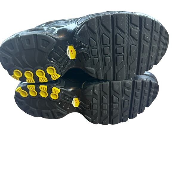 Nike Air Max Plus Little Kids' Shoes (CD0610-001, Black/Black-Black) Size 3Y - Picture 15 of 16